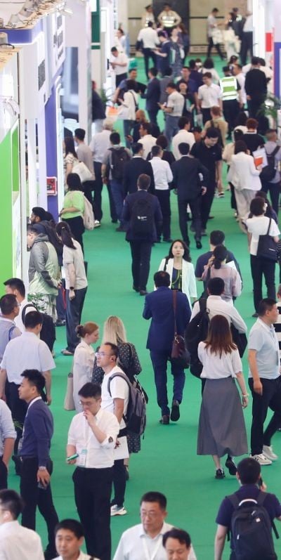 Pharma professional showcasing product to buyer at event