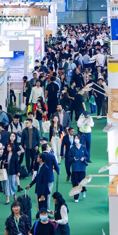 Pharma professional showcasing product to buyer at event