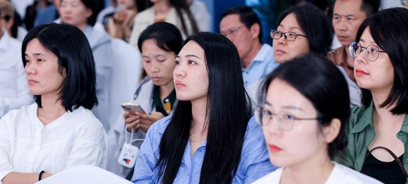 pharma-professionals-in-meeting-cphi-china