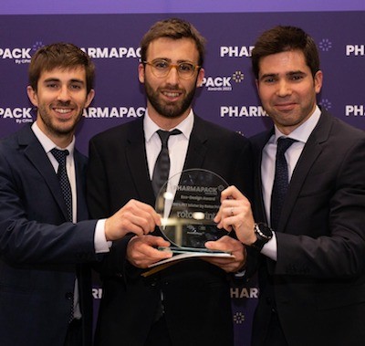 Pharma winners holding trophy at CPHI Awards