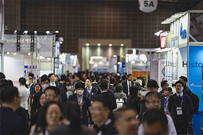 Pharma individuals greeting each other at CPHI Japan