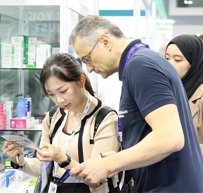 pharma professionals having discussions at CPHI SEA